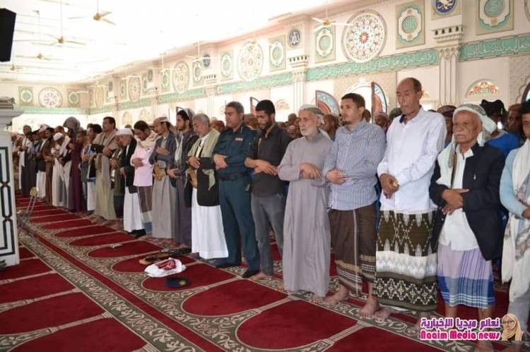 في موكب جنائزي مهيب إدارة عام شرطة محافظة تعزمع جموع المواطنين تشيع أحد أفراد الأمن  ...