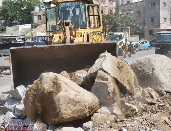 تعز.. حملة لإزالة مخلفات البناء من الارصفة والاكشاك والصناديق المستحدثة في مديرية القاهرة.