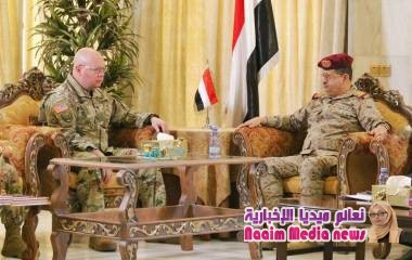 ‏وزير الدفاع الفريق الركن محمد المقدشي ، يبحث مع الملحق العسكري الأمريكي لدى ‎اليمن العقيد براد غاندي، العلاقات الثنائية بين البلدين