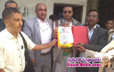 مدير عام المديرية يمنح مدرسة معين درع المديرية.