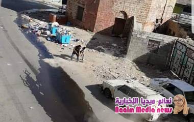 صور لمحاولة المواطنين من الحد من انتشار الحريق بتعز