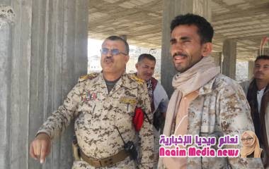 رئيس اركان محور تعز يزور مواقع اللواء في معسكر الدفاع الجوي .