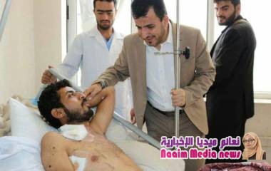 صورة داخل المستشفى | إصابة وزير يمني بجروح نتيجة محاولة إغتيال