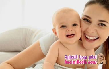 عادات خاطئة يفعلها الرضيع لا يجب أن تمنعيه عنها
