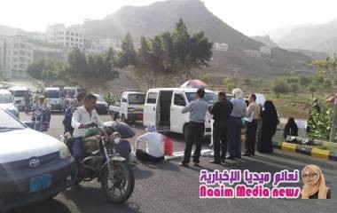 نفذ أعضاء هيئة التدريس الذين لم تتم تسوية أوضاعهم المالية منذ أربع سنوات في جامعة تعز.. وقفتهم الاحتجاجية الثانية