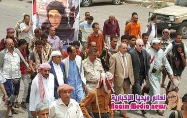 تشييع جثمان الناشطة عائدة العبسي في مدينة تعز