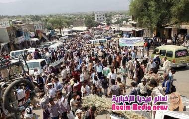 مظاهرات حاشدة تجوب شوارع ريف تعز دعماً للأجهزة الأمنية والجيش الوطني ورفضاً للخارجين عن القانون.