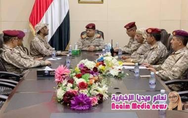 وزير الدفاع يترأس اجتماعاً عسكرياً في مأرب للإطلاع على سير العمليات العسكرية
