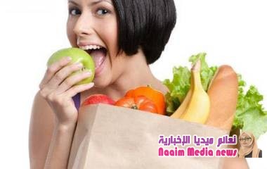 إليكِ بعض الأطعمة الطبيعية المتوفرة، والتى تساعدك عل نقاء ونضارة بشرتك وصحتك العامة أيضاً: