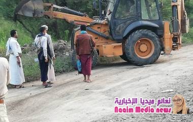 *السلطة المحلية بمديرية جبل حبشي تنفذ صيانة طارئة للطريق الرئيسي الإسفلتي بالمديرية*.