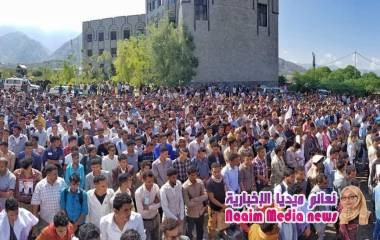 تعز: جنازة مهيبة لجثمان الشهيد الجندي "الحسين القاضي" وقائد المحور يؤكد المضي على درب الشهداء