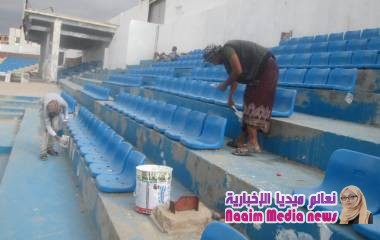 تواصل أعمال الترميم والتأهيل في ملعب الشهداء بتعز