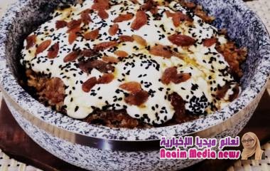 فتة التمر بالقشطة فتة لذيذة جدآ وتقدم كفطور ملكي