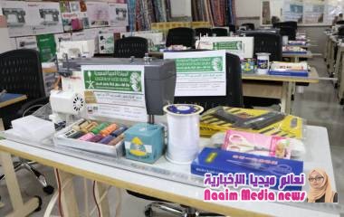 ضمن برنامج التدريب الحرفي والتمكين الاقتصادي لـ200 إمرأة معيلة : مركز الملك سلمان بتعز يختتم مرحلة تمكين المتدربات في مجال الخياطة والكوافير