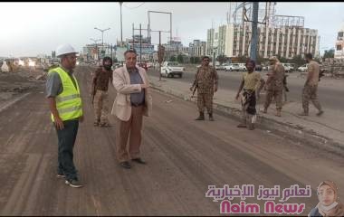 بكلفة ( 249 مليون ريال ) وبتمويل من صندوق صيانة الطرق .. *مدير عام المنصورة يتفقد سير العمل في مشروع إعادة تأهيل الطريق البحري*