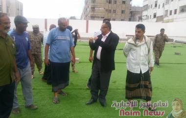 مدير عام المنصورة يتفقد أعمال التعشيب لملعب مدرسة نشوان