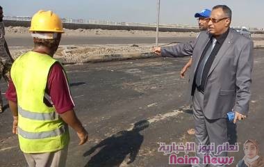 مدير المنصورة يؤكد على ضرورة عمل مناهل وممرات كافية لتصريف مياه الأمطار في مشروع الصيانة الطارئة للطريق البحري