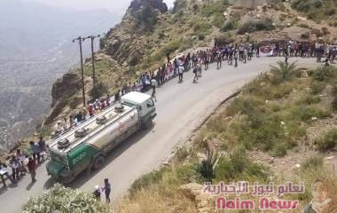. محتجون في تعز يطالبون بإصلاح طريق هيجة العبد وإنقاذ شريان المحافظة الوحيد