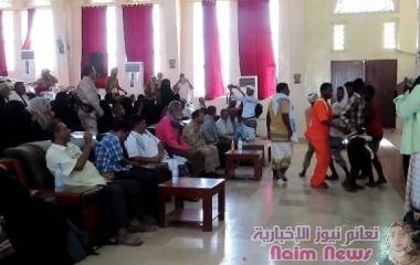 عمال صندوق النظافة بزنجبار يكرمون محافظ أبين.. وتوجيه بإكرامية نصف راتب لهم