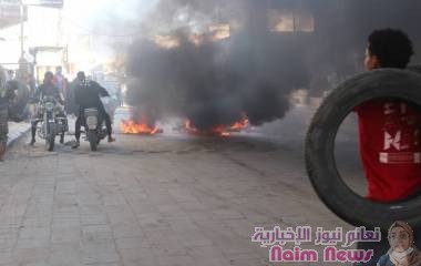 سكان حوطة لحج يحتجون ويشعلون الاطارات على طريق مدخل المدينة