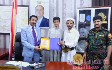 محافظ شبوة يكرم الحائز على المرتبة الاولى في بطولة الفروسية بمأرب .