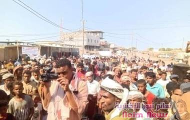 الحديدة .. مظاهرة حاشدة في مدينة الخوخة تندد بمخطط إماراتي يهدف لفصل الساحل عن محافظتي الحديدة و تعز.