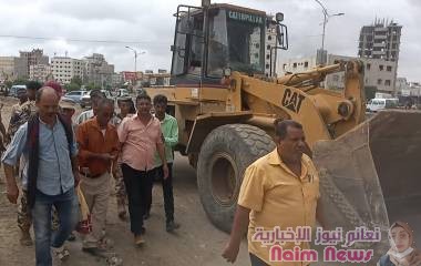 خلال إشرافه حملة لإزالة العوائق والمظاهر المشوهة .. *مدير عام دار سعد يؤكد حرص قيادة السلطة المحلية على إزالة العشوائيات ومخالفات البناء بالمديرية*