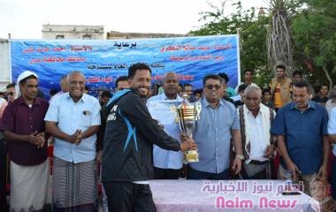 خيور كعادته يتوج بطلا لسباق السباحة في عدن