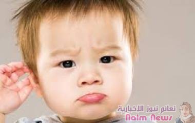 التهاب الأذن الوسطى الحاد هو التهاب مفاجئ يهاجم الأذن الوسطى خلال فصل الشتاء غالبا، وذلك بسبب إصابة الجهاز التنفسي العلوي بعدوى مثل نزلة برد أو لدى الأطفال أثناء نزلات البرد أو بعدها. وبشكل عام يعد الأطفال، خاصة الذين تتراوح أعمارهم بين سنة وثلاث سنوات، هم الأكثر عرضة للإصابة بالتهاب الأذن الوسطى. وهناك أسباب مختلفة لهذ الالتهاب، لكن قناة استاكيوس تلعب دورا في العادة، وهي قناة تمتد من الأذن الوسطى إلى البلعوم الأنفي. وتكون هذه القناة ضيقة جدا عند الأطفال ولا تعمل بعد كما هو الحال لدى البالغين.