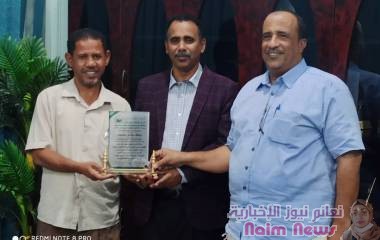 إدارة ومجلس الآباء بثانوية بامطرف للبنين بمديرية الشحر يمنحان الوكيل عبدون درع الشكر والعرفان .