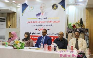 الوزير الزعوري : يدعو المنظمات الدولية الداعمة الى قطع صلاتها بصنعاء ونقل مراكزها الرئيسه الى عدن. 