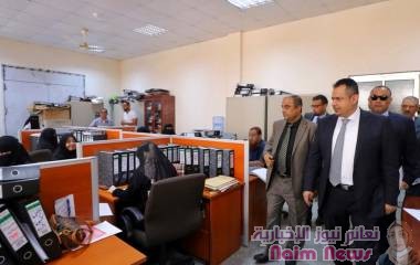 رئيس الوزراء يزور مقر وزارة المالية في العاصمة المؤقتة عدن