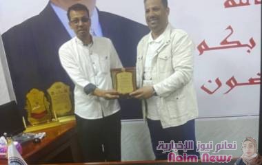 اتحاد الملتقيات الشبابية بوادي حضرموت يسلم درع الوفاء والعرفان لمدير المؤسسة الاقتصادية. 