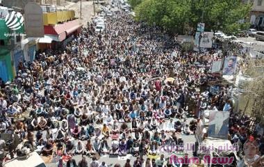 تشييع رسمي وشعبي مهيب للعقيد عبده نعمان الزريقي والمقدم طارق الحميري في مدينة تعز 8:14م