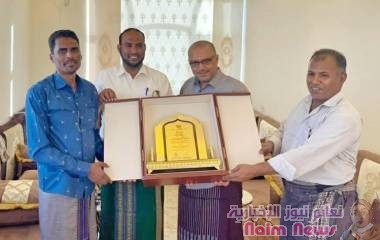 تكريم وزير التخطيط الدكتور باذيب نظير جهوده بتنفيذ مشروع الصرف الصحي في تريم وسيئون