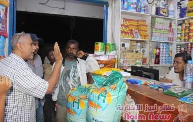 الصناعة بعدن تضبط عددا من المحلات التجارية في حملتها الرقابية بالشيخ عثمان 