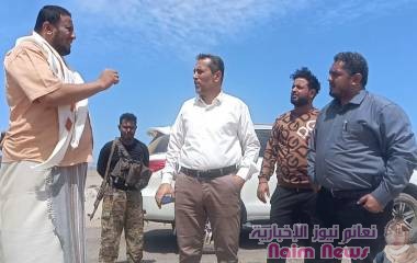 وكيل عدن " الزامكي " ومدير البريقة يطلعان على الموقع المقترح لإقامة مخيم للنازحين*