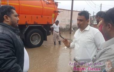 مدير عام البريقة يشدد على مضاعفة الجهود لشفط مياه الأمطار في عدد من شوارع المديرية*
