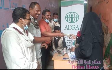 *مدير عام البريقة يدشن توزيع المساعدات النقدية لعدد من الأسر النازحة بالمديرية*