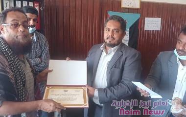 بمناسبة اليوم العالمي لعيد العمال .. *مدير عام البريقة يكرم عدد من موظفي المكاتب التنفيذية بالمديرية*