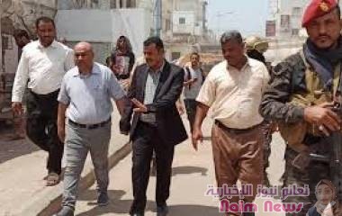 وكيل عدن " الجعيملاني " ومدير المنصورة يتفقدان سير أعمال حملة رفع الأتربة من كافة الشوارع بالمديرية*