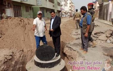 بكلفة " 160 " ألف دولار.. *مدير عام المنصورة يدشن مشروع تحسين شبكة الصرف الصحي بمدينة التقنية