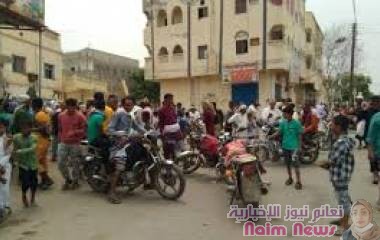  أبين :::: متظاهرون في مسيرة مسيرة حاشدة  للتنديد ورفضا لتدهور الأوضاع المعيشية للمواطن.