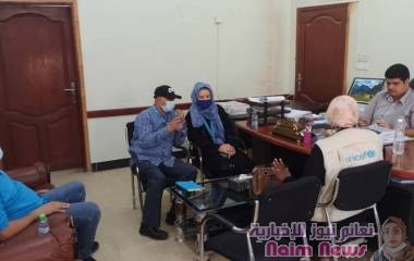 لقاء يناقش إمكانية نقل النازحين إلى مخيمات مجهزة بالمكلا