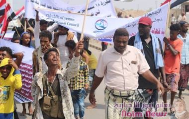 الخوخة.. مسيرة احتجاجية غاضبة تنديدا بإعدام المليشيا 9 مواطنين في صنعاء 