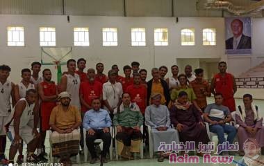 الوزير البكري يزور قصر سيئون التاريخي ويقوم بجولة في الأسواق الشعبية بمدينة سيئون