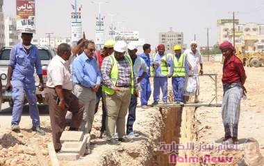 هشله يتفقد مشروع الصرف الصحي بمدينة عتق