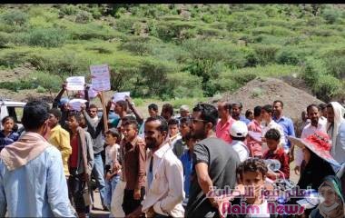 إحتجاجية لأبناء منطقة الصافية ومديرية الشمايتين والمواسط للتنديد بعرقلة نافذين لمشاريع خدمية يقوم بها مستثمرون ومنها بناء أكبر مستشفى في المحافظة