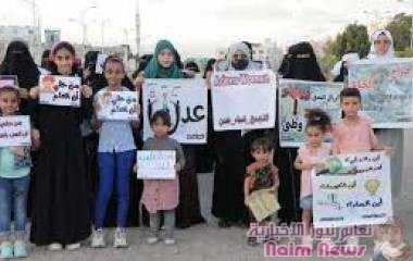عشرات النسوة والأطفال بعدن ينظمون وقفة احتجاجية تنديداً بتردي الخدمات وانهيار العملة