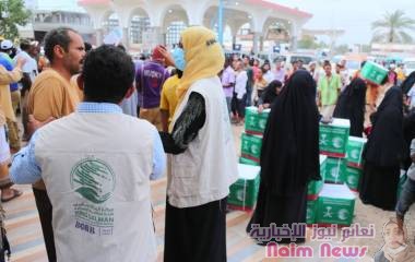 مركز الملك سلمان للإغاثة يوزع أكثر من 85 طنا من السلال في مديرية دار سعد بعدن